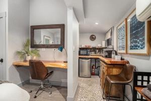 Køkken eller tekøkken på Redwood Room