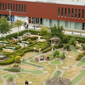 un edificio con parque infantil frente a un edificio en La Lessinoise - Park Costa Bredene, en Bredene