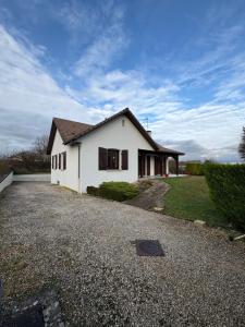 een wit huis met een oprit ervoor bij La Maison Douce in Châtillon-sur-Seine