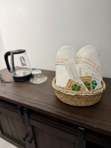 uma cesta de toalhas enroladas sobre uma mesa de madeira em T-Homestay Bình minh xanh 