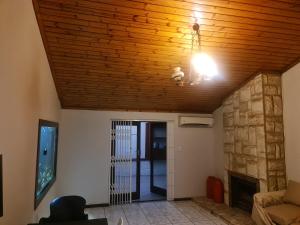 Et tv og/eller underholdning på Hasate Guest House ,4 st james street Oakdale Belliville Cape Town South Africa