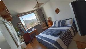 een slaapkamer met een bed en een groot raam bij Nora in Saint-Paul-Trois-Châteaux +22 foto's