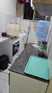 eine Küche mit einer Theke, auf der ein blaues Tablett steht in der Unterkunft Apartamento aconchegante próximo à UFS in São Cristóvão + 28 Fotos