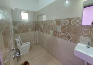 un bagno con un water e un lavandino di Carmel Building a Maraiyūr