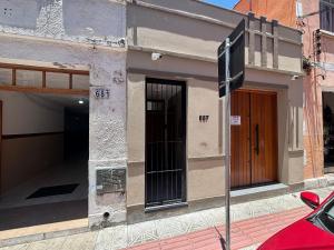 a building with two doors on the side of it at Estúdios Completos no Centro de Floripa - CMA in Florianópolis
