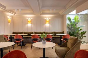 a waiting room with tables and chairs at Crisol Mozart in Nice