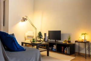 ein Wohnzimmer mit Sofa und Fernseher in der Unterkunft Appartamento in Centro Storico a Termini Imerese - Eden Holiday Home in Termini Imerese