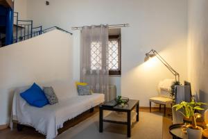 ein Wohnzimmer mit Sofa und Tisch in der Unterkunft Appartamento in Centro Storico a Termini Imerese - Eden Holiday Home in Termini Imerese