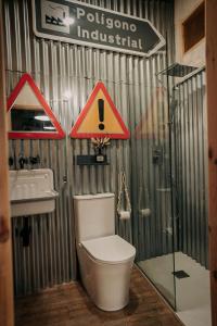 un bagno con un water e un lavandino di LARCADE Loft Industrial a Castillo de Bayuela