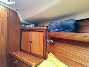 een lege hut in een boot met houten wanden bij Sleep on a Sailboat in Lisbon a unique stay in Lissabon