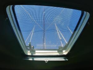 een uitzicht op een raam in een vliegtuig bij Sleep on a Sailboat in Lisbon a unique stay in Lissabon