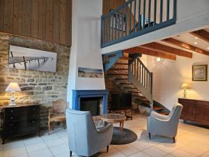 - un salon avec un escalier et des chaises dans l'établissement Domaine de Keryargon, Chambres d'hôtes B&B et Location de Vacances, à Belz