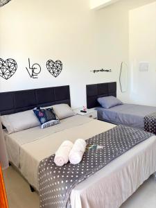 ein Zimmer mit zwei Betten mit Handtüchern darauf in der Unterkunft Suitella in Cabo Frio + 19 Fotos