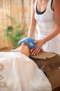 Een vrouw zet een hoed op het hoofd van een man. bij Maison Tournesol Massages Pau Jurançon in Gan
