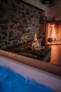 una piscina con due bicchieri di vino su un tavolo di LARCADE Loft Industrial a Castillo de Bayuela