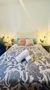 En eller flere senge i et værelse på Melbourne rustic beach house 2km CBD