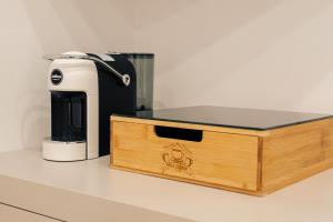 a coffee machine sitting on top of a counter at Le camere in città in La Spezia