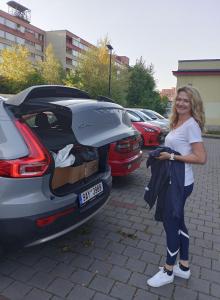 een vrouw die naast een auto staat met de kofferbak open bij Penzion Brzotín in Brzotín