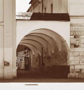 een zwart-witte foto van een ingang van een gebouw bij Penzion Brzotín in Brzotín