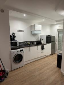 Køkken eller tekøkken på Jacuzzi Privé & Cinéma - Suite Romantique