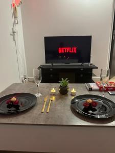 Drinks på Jacuzzi Privé & Cinéma - Suite Romantique + 2 billeder