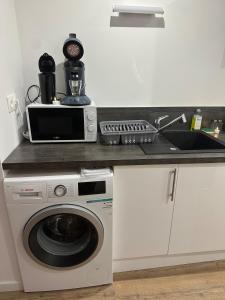 Køkken eller tekøkken på Jacuzzi Privé & Cinéma - Suite Romantique