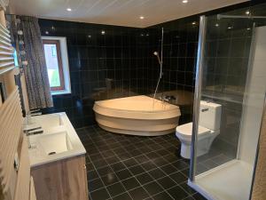 Et badeværelse på Clos Leonard + 26 billeder