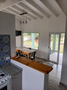 eine Küche mit einer hölzernen Arbeitsplatte in einem Zimmer in der Unterkunft Complejo El Caldén in Merlo