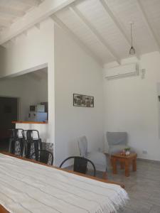 ein Wohnzimmer mit Sofa, Stühlen und einem Tisch in der Unterkunft Complejo El Caldén in Merlo