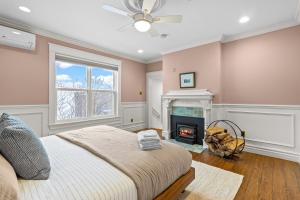 Postel nebo postele na pokoji v ubytování Luxury 2BR Executive Near DT Off Street Parking