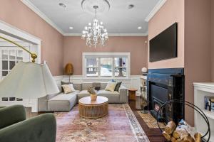 TV a/nebo společenská místnost v ubytování Luxury 2BR Executive Near DT Off Street Parking