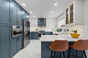 Kuchyň nebo kuchyňský kout v ubytování Luxury 2BR Executive Near DT Off Street Parking