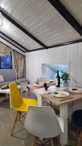 una stanza con un tavolo, sedie e un divano di The HIDE - Loftette a Ploieşti