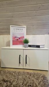 un tavolo bianco con sopra una foto di The HIDE - Loftette a Ploieşti