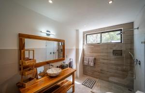 Et badeværelse på Casa Vineta, Apartment in Duplex, close to beach