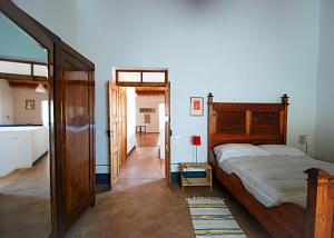 een slaapkamer met een groot bed en een hal bij Asino Nero in Milis +18 foto's