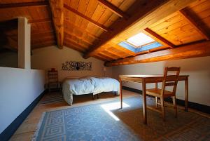 een slaapkamer met een bed, een bureau en een tafel bij Asino Nero in Milis