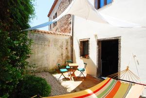 buiten een gebouw staat een tent bij Asino Nero in Milis