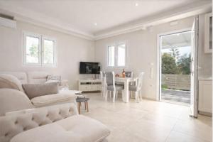 a living room with a couch and a table at villa Silda in Atsoupádhes