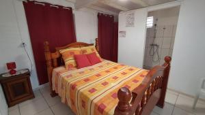 Postel nebo postele na pokoji v ubytování La Chambre d'Hôte du Bon Logis du Carbet