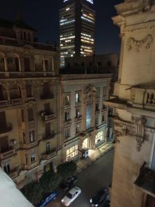 een uitzicht op een gebouw met auto's geparkeerd op een parkeerplaats bij Calista Hotel in Caïro