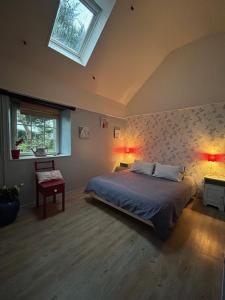 En eller flere senge i et værelse på PORTSALL - La Demeure de Tréompan