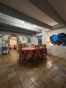 En restaurant eller et andet spisested på PORTSALL - La Demeure de Tréompan