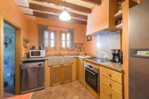A kitchen or kitchenette at Sa Vinya Des Compte