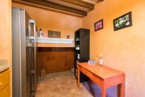 A kitchen or kitchenette at Sa Vinya Des Compte