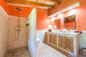A bathroom at Sa Vinya Des Compte