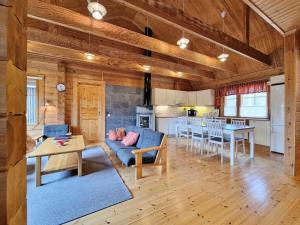 a living room with a couch and a table at Pääsiäiskuru 3 in Kakslauttanen