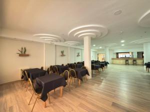 ein Raum mit Stühlen und Tischen und einem Klavier in der Unterkunft Gran Hotel Mar del Plata in Mar del Plata