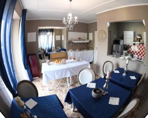 ein Wohnzimmer mit 2 Tischen und ein Esszimmer in der Unterkunft Il Castello Di Venere in Rota d'Imagna + 66 Fotos