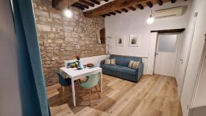 een woonkamer met een tafel en een bank bij La Casetta di Cri in Todi